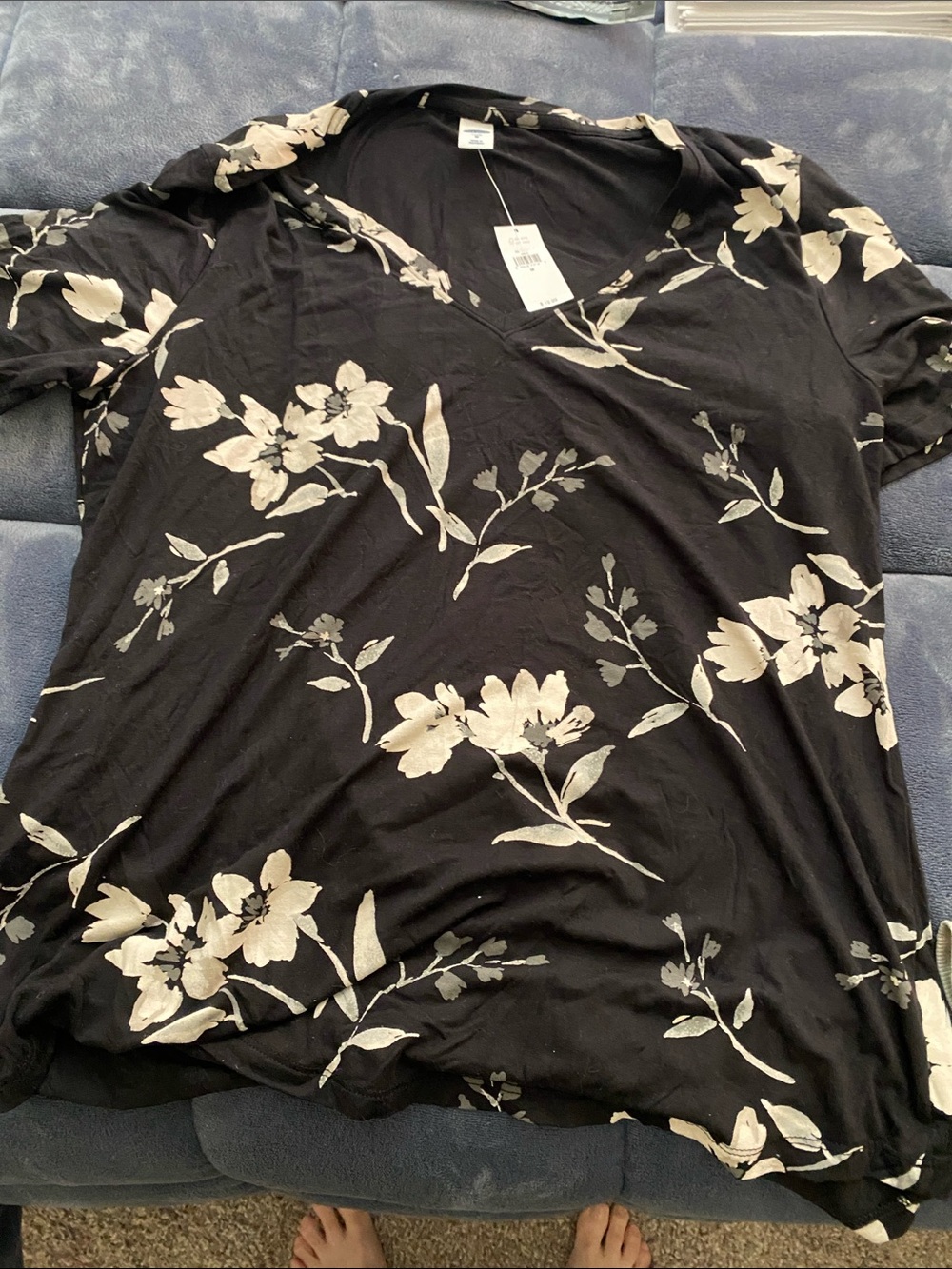 Old Navy Black V-Neck Floral Short Sleeve Tee